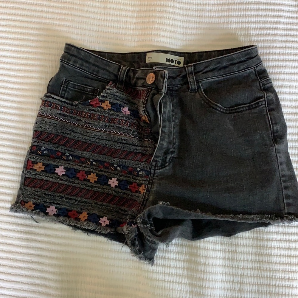 Topshop MOTO Size 28 black embroidered shorts